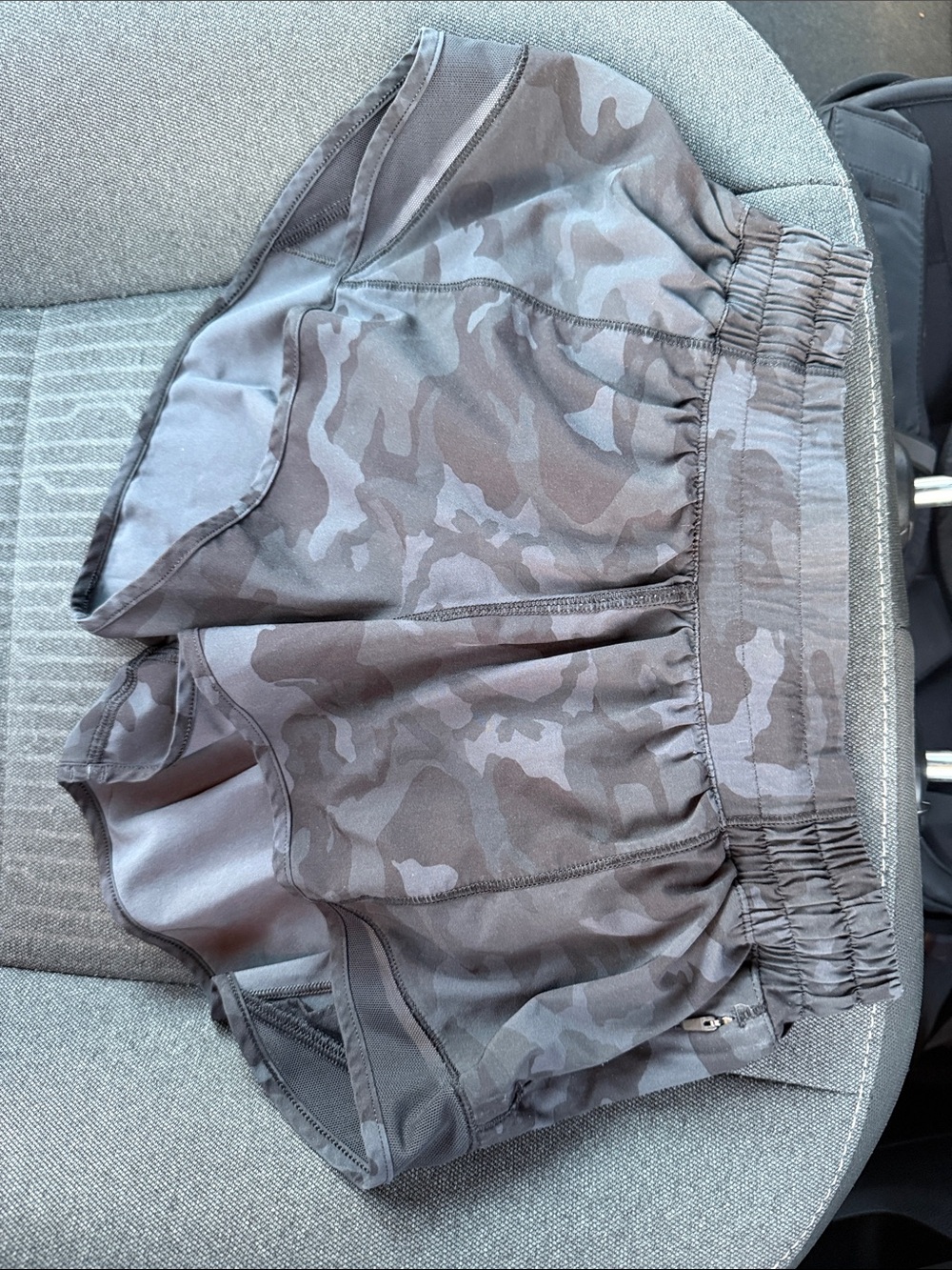 lululemon athletica black camo hottie hots 2.5 (never worn)